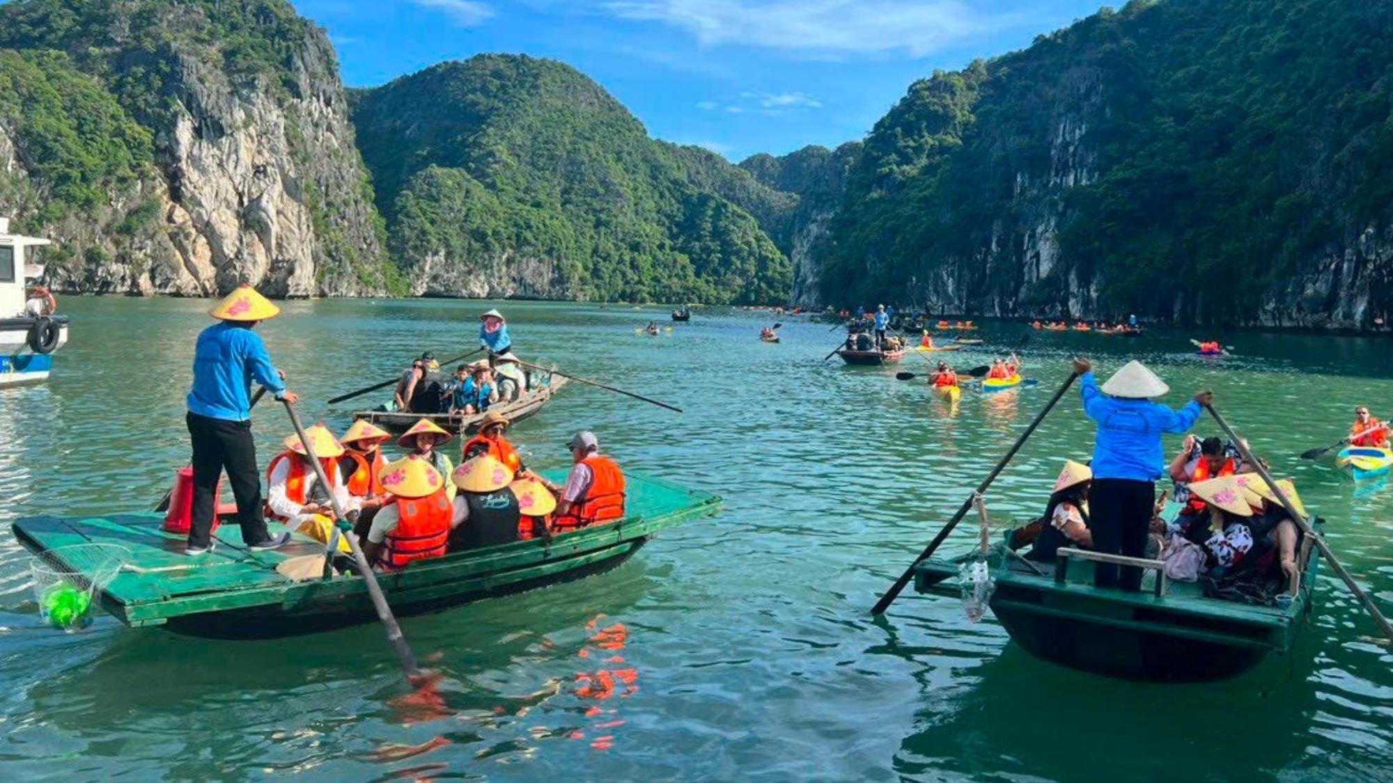 Lotus Elegance Cruise Hotel Ha Long Exterior foto
