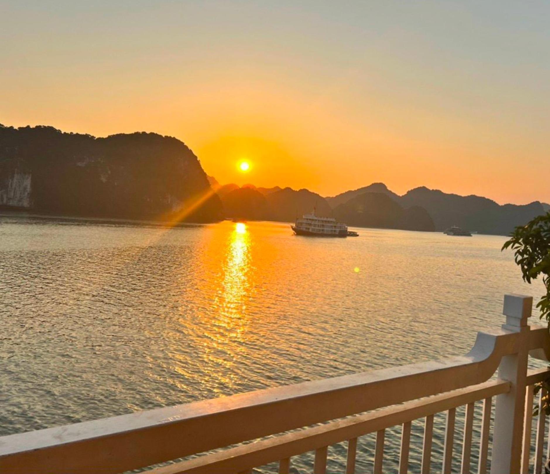 Lotus Elegance Cruise Hotel Ha Long Exterior foto