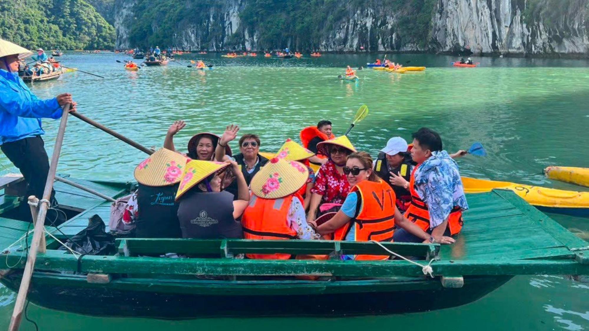 Lotus Elegance Cruise Hotel Ha Long Exterior foto